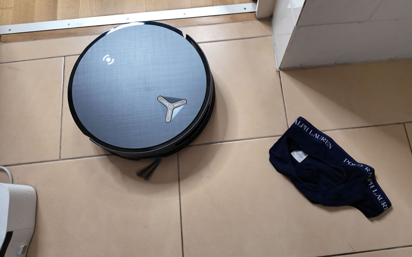 ECOVACS DEEBOT X12 OmniCyclone erkennt Hindernisse auf dem Boden und weicht aus